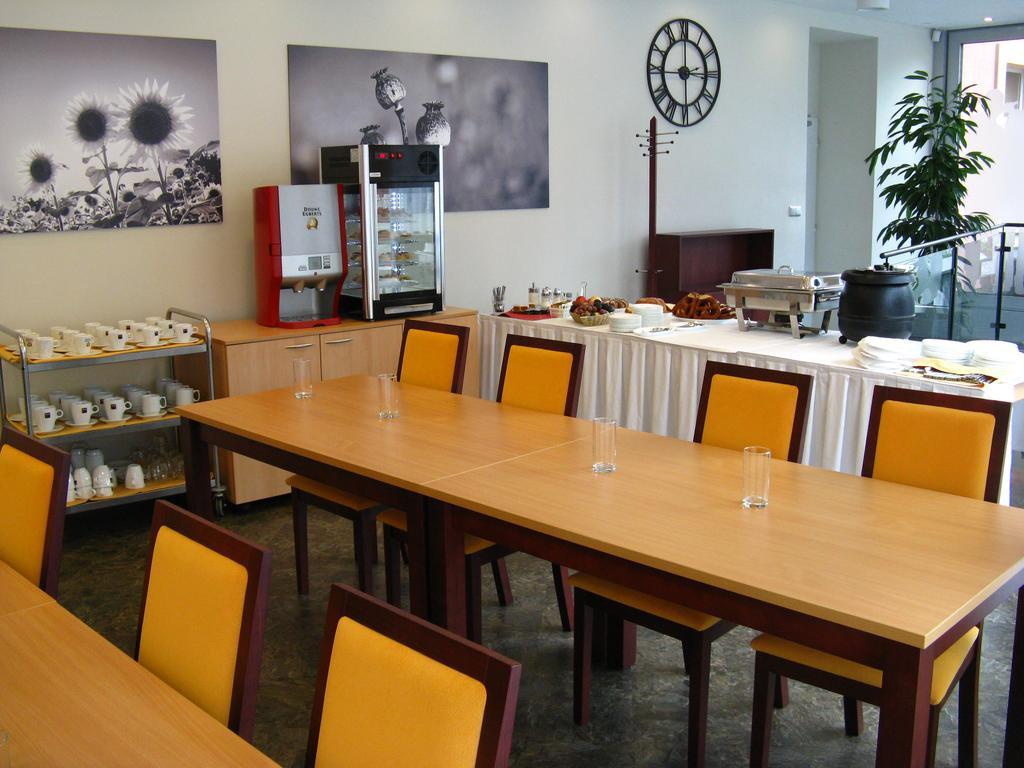 Hotel Senimo ออลอโมตซ์ ภายนอก รูปภาพ