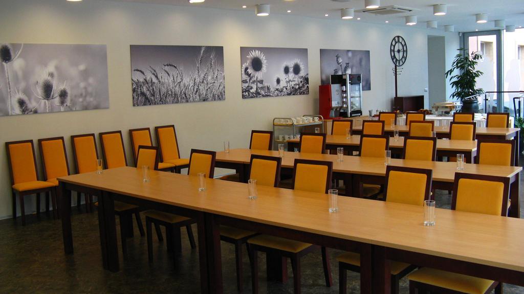 Hotel Senimo ออลอโมตซ์ ภายนอก รูปภาพ