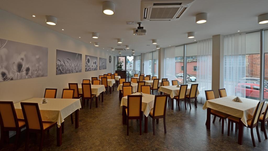 Hotel Senimo ออลอโมตซ์ ภายนอก รูปภาพ